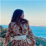 Studentessa del quinto anno da ripetizioni agli studenti al di sotto del quarto anno di superiori