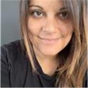 Mamma artista esperta nel programma di homeschooling