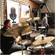Profesor de batería para iniciantes. Tengo desde los 16 años tocando batería, y he podido grabar un disco profesional con mi grupo