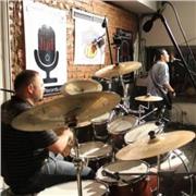Profesor de batería para iniciantes. Tengo desde los 16 años tocando batería, y he podido grabar un disco profesional con mi grupo
