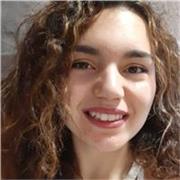 Soy Carla Romero Tafalla, diseñadora gráfica, directora de arte y community manager, especializada en comunicación visual