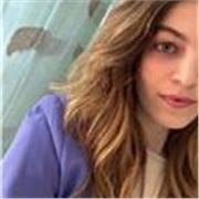 Laureata in Lingue e Letterature Moderne presso l’Università “L’Orientale” di Napoli. Specializzazione in Linguistica e Didattica