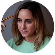 Profesora de dibujo da clases a niños entre 6 - 10 años