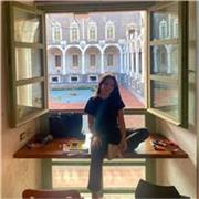 Diplomata al Liceo linguistico e studentessa in Psicologia, impartisce lezioni di inglese per scuole medie e superiori