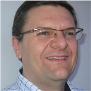 Ingegnere informatico impartisce lezioni di informatica, programmazione e database