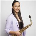 Profesora de saxofón ofrece clases variadas a personas de todas las edades y niveles