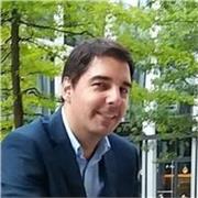 Nacido en Bélgica, con más de 15 años de experiencia en traducción. Posee un título en traducción de neerlandés, inglés y francés