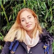 Artista terapista impartisce lezioni in Storia dell'Arte a studenti