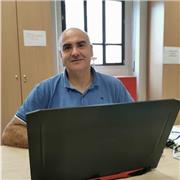 Docente abilitato MIUR in matematica applicata, specializzato in tecniche e metodologie di apprendimento impartisce lezioni.