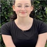 Bonjour, je m’appelle Saona ! Sono nata in Belgio e sono cresciuta lì . Adesso, vivo a bari e studio informatica a l’uniba
