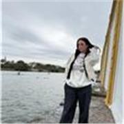 Me defino una chica extrovertida, siempre animando a todos los que tengo alrededor y siempre con ganas de vivir y aprender.