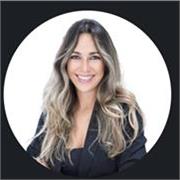 Profesora de emprendimiento, marketing, y desarrollo de negocio. 