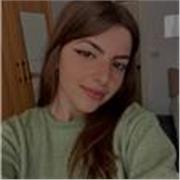 Studentessa universitaria impartisce lezioni di lingua agli studenti del liceo, medie e/o elementari