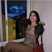 Chica con estudios universitarios capacitada para dar clases a niños de primaria.