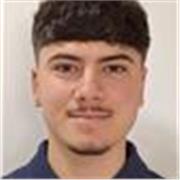 Profesor en prácticas dispuesto a dar clases de matemáticas a alumnos de Primaria