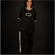 Profesora de español imparte clases a adolescentes