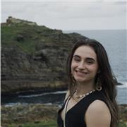 Profesora de inglés de nivel alto imparte clases a niños de todas las edades y adultos