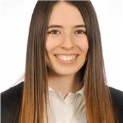 Profesora de refuerzo escolar para niños de Educación Primaria