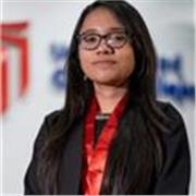 Profesora que imparte clase a alumnos de primaria