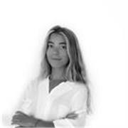 Titulada en Arquitectura con 5 años de experiencia en diseño interior retail para marcas como Louis Vuitton. 
