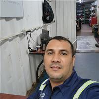 Ingeniero, brindo clase de física