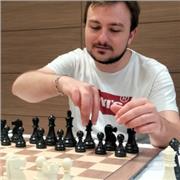 Animateur de la Fédération Française des échecs, je propose des cours d'échecs et m'adapte aux différents niveaux