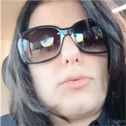 Docente di biologia impartisce lezioni di scienze a ragazzi dell'elementari e ragazzi medie e licei