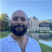 Perito chimico laureato tiene lezioni di chimica scolastica a studenti di scuola media e superiore