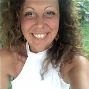 Laureata in lingue e letterature straniere impartisce lezioni di conversazione, grammatica e letteratura inglese