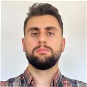 Doświadczony nauczyciel języka angielskiego prowadzi zajęcia dla dzieci i młodzieży