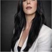 Profesora de dibujo, pintura, tatuaje y terapeuta en arte terapia. 