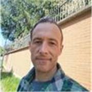 Sono un insegnante con esperienza vent'ennale alle medie e superiori. Insegno con empatia ed entusiasmo.