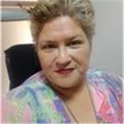 Profesora de derecho imparte clases a estudiantes de derecho