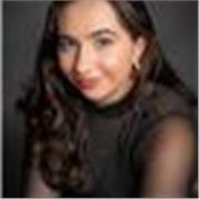 Profesora graduada en la ESAD de Sevilla, con un año de experiencia docente, tanto a niños como a adultos. 