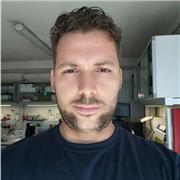 Laureato in Tecniche di Laboratorio Biomedico impartisce lezioni di Biologia a studenti della scuola secondaria di II grado