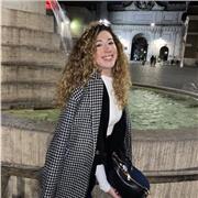 Studentessa offro aiuto per quanto riguarda lo svolgimento dei compiti assegnati