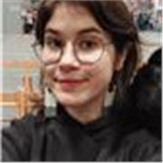 En un par de palabras, me definiría como una persona ordenada, empática, paciente, enérgica y directa. Con ganas de aprender y a la vez de enseñar. Me dirijo a niños principalmente, de primaria, aunque tampoco creo que tenga problema con adolescentes más 