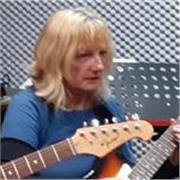 Ciao, sono Insegnante di chitarra moderna, e offro lezioni on line, e in presenza se abitate in prossimità della mia locazione