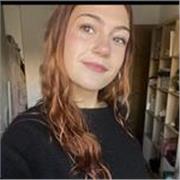 Activa y con ganas de ayudar a niños 