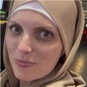 Professeur à domicile donne des cours à distance pour les élèves de primaire et collège.