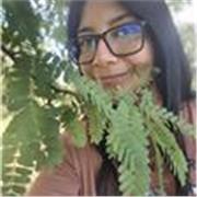 Profesora que brinda clases particulares a estudantes de primaria y secundaria