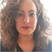 Studentessa universitaria impartisce lezione di lingua italiana per ragazzi stranieri
