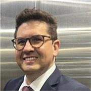 profesional de experiencia en el área de comunicaciones y el derechos