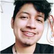 Profesor de álgebra imparte clases a estudiantes de bachillerato y universitarios