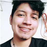 Profesor de álgebra imparte clases a estudiantes de bachillerato y universitarios