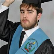 Soy un joven de 27 años Graduado en Historia y con dos Másters, uno de ellos de profesorado, que imparte todas las materias a niños de Educación Primaria y los dos primeros cursos de secundaria y las asignaturas de Humanidades y Ciencias Sociales para el