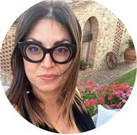 professionista nel settore moda impartisce lezioni di fashion illustration