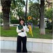 Laureata in lettere e specializzata in filologia moderna, impartisce lezioni di italiano, storia e geografia