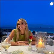 I would describe myself as perseverant and my lessons are aimed at anyone in need of business, economics, and languages classes.