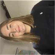 Chica joven imparte clases particulares a niños de todas las edades hasta 4 de la ESO